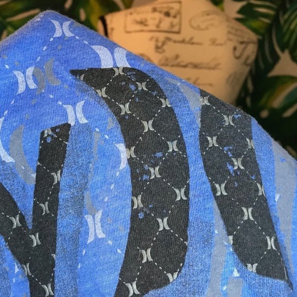 EUC Hurley Womens Small Premium Fit Blue Graphic Textured Logo Blue Summer Tee - Picture 4 of 6